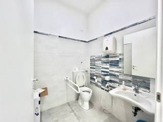 bagno con antibagno comune