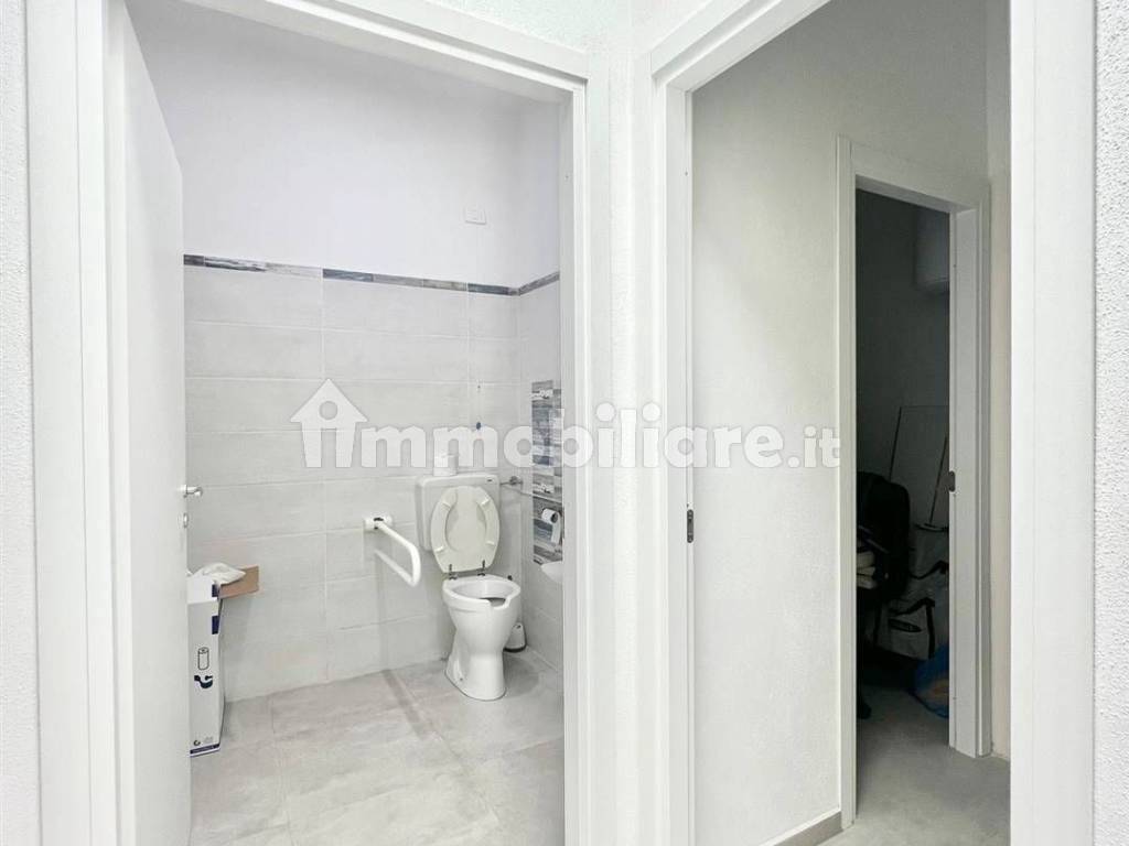 bagno con antibagno comune