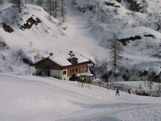 05- vista dell'albergo dalla pista di fondo.jpg