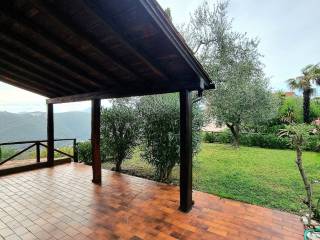 TERRAZZA CON PERGOLATO E GIARDINO