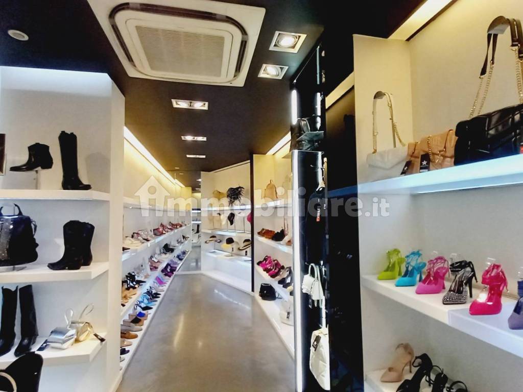 Calzature del popolo sale