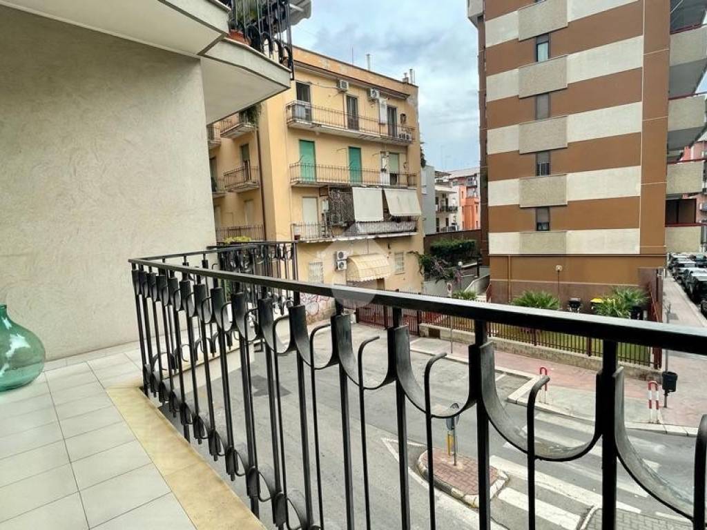 balcone con affaccio su strada