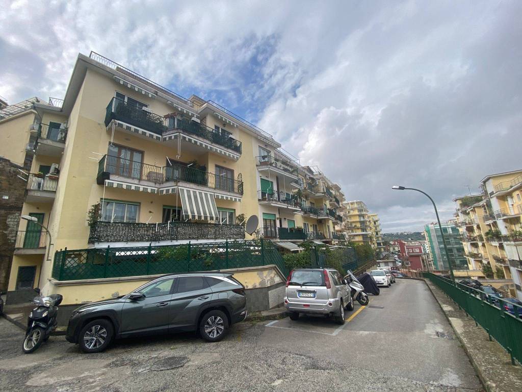 Vendita Appartamento Napoli. Quadrilocale in via Girolamo Santacroce 19.  Buono stato, secondo piano, con balcone, riscaldamento autonomo, rif.  106178689