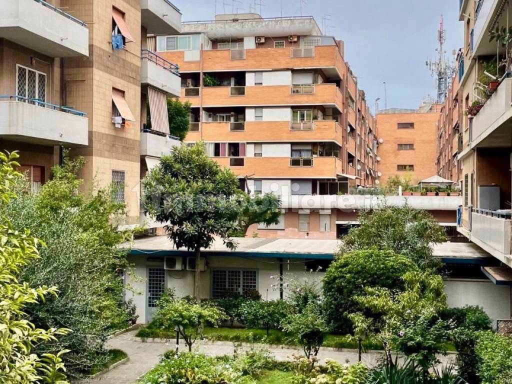 Sale Apartment Rome. 2-room flat in viale Vasco De Gama 271. To be  refurbished, first floor, with balcony, central heating, ref. 106224697