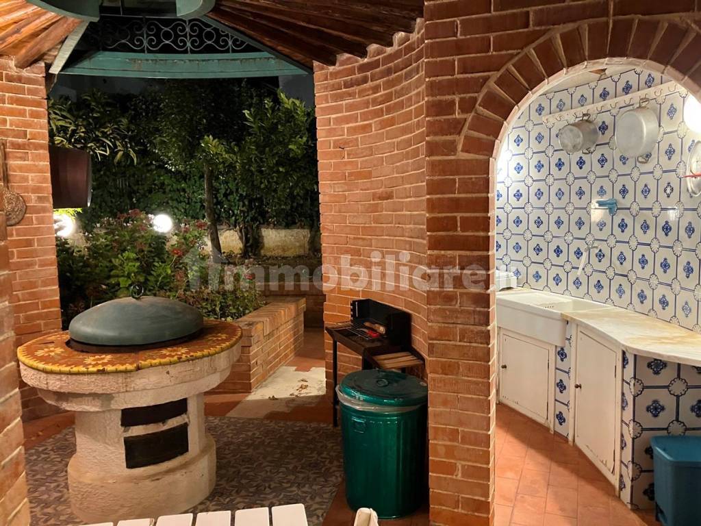 zona barbecue e cucinotto esterno