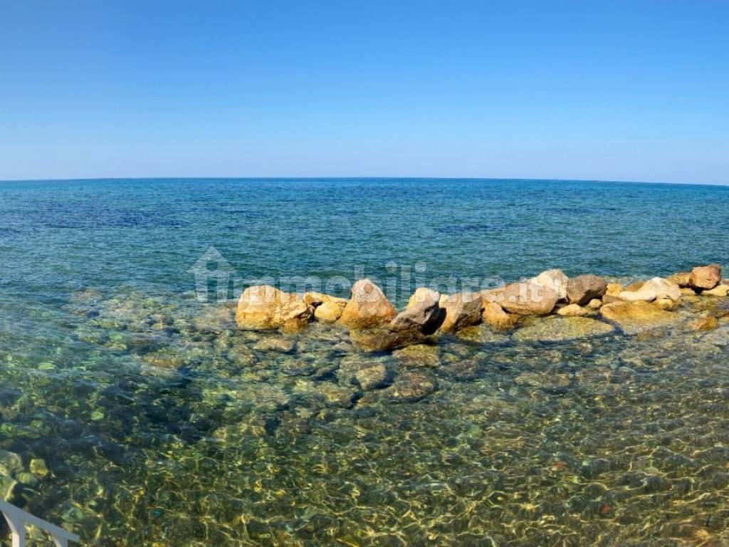 ingresso a mare e scaletta e tratto di mare