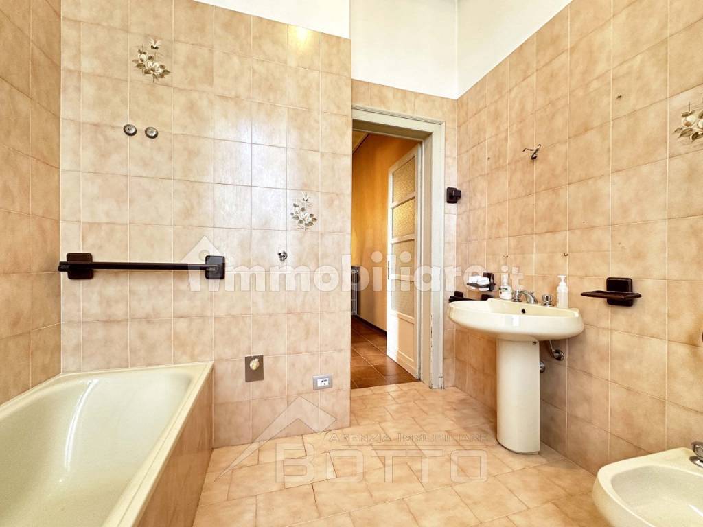 appartamento vendita borgosesia bagno2