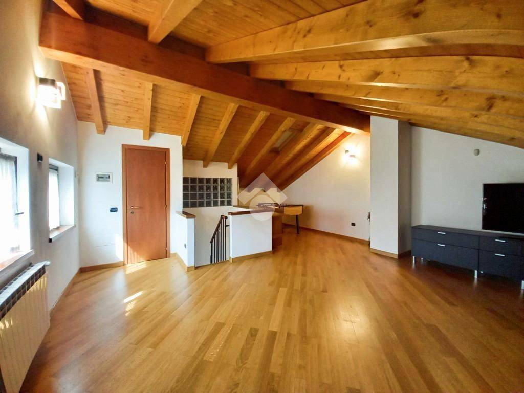 sottotetto agibile con travi a vista e parquet