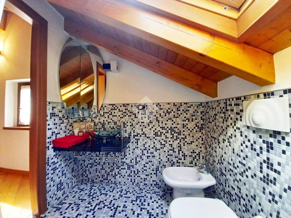 bagno sottotetto con vasca idromassaggio