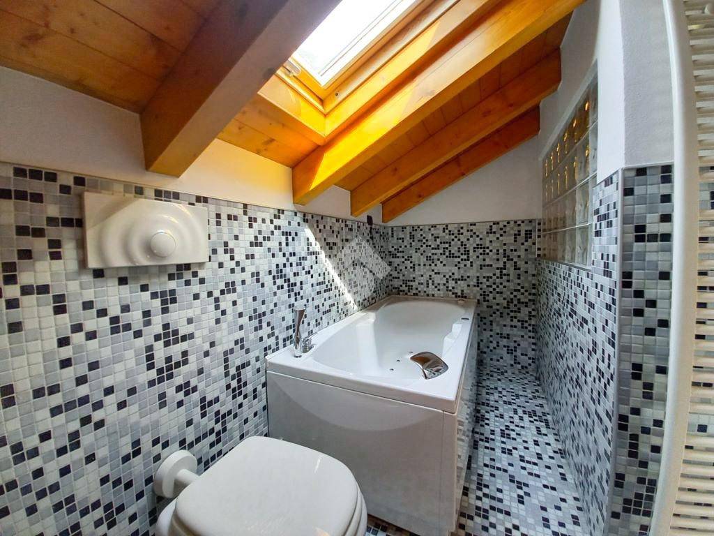 bagno sottotetto con vasca idromassaggio