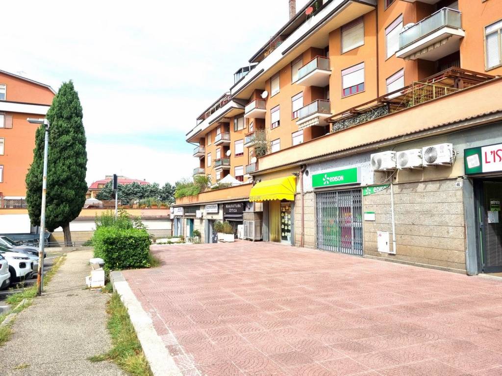 Locale commerciale via carlo cattaneo, murialdo - cappuccini, viterbo