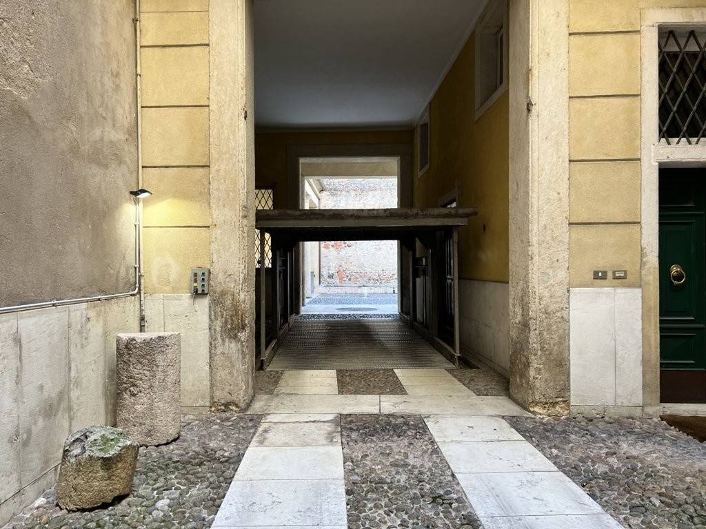 Posto auto - moto corso camillo benso di cavour, centro storico, verona