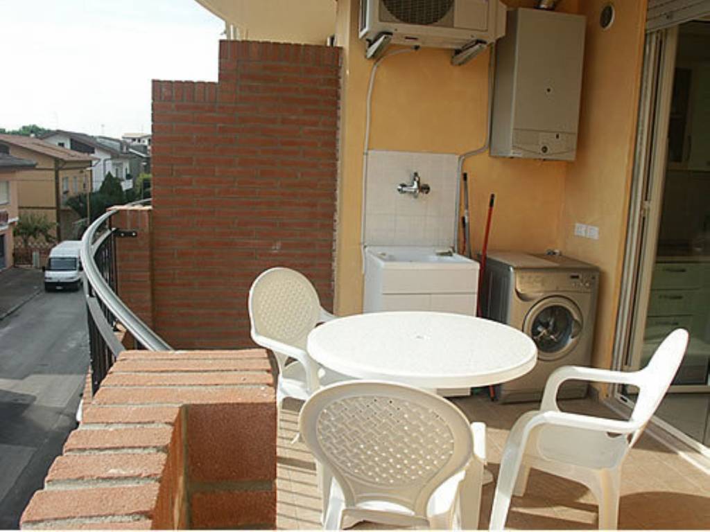 Bilocale via leopardi, 19, centro, alba adriatica