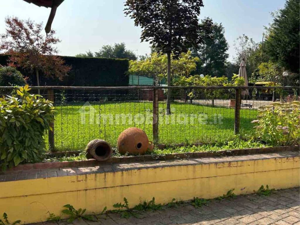 giardino fronte ingresso