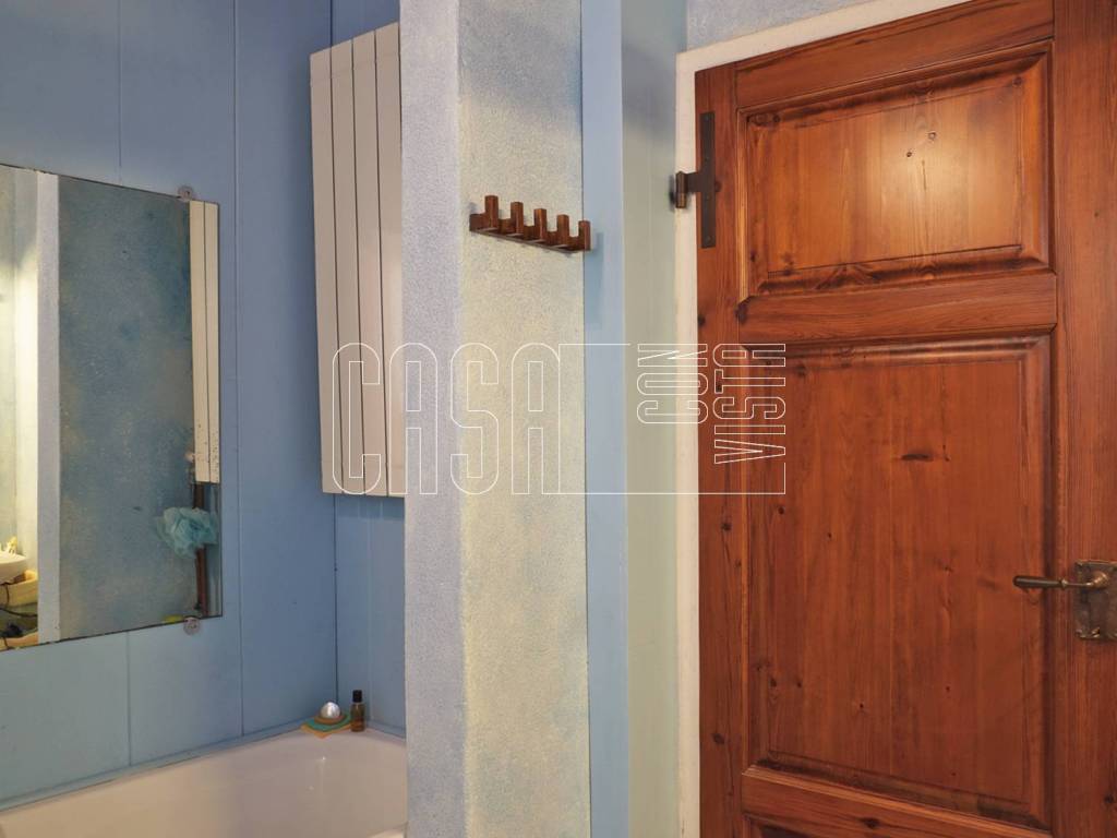 Bagno finestrato con vasca