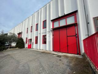 facciata esterna del capannone con cortile privato