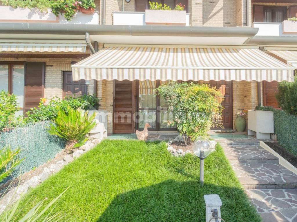 Vendita Villa a schiera in via Niccolò Paganini, 12 Muggiò. Ottimo stato,  posto auto, con balcone, riscaldamento autonomo, 156 m², rif. 106453465