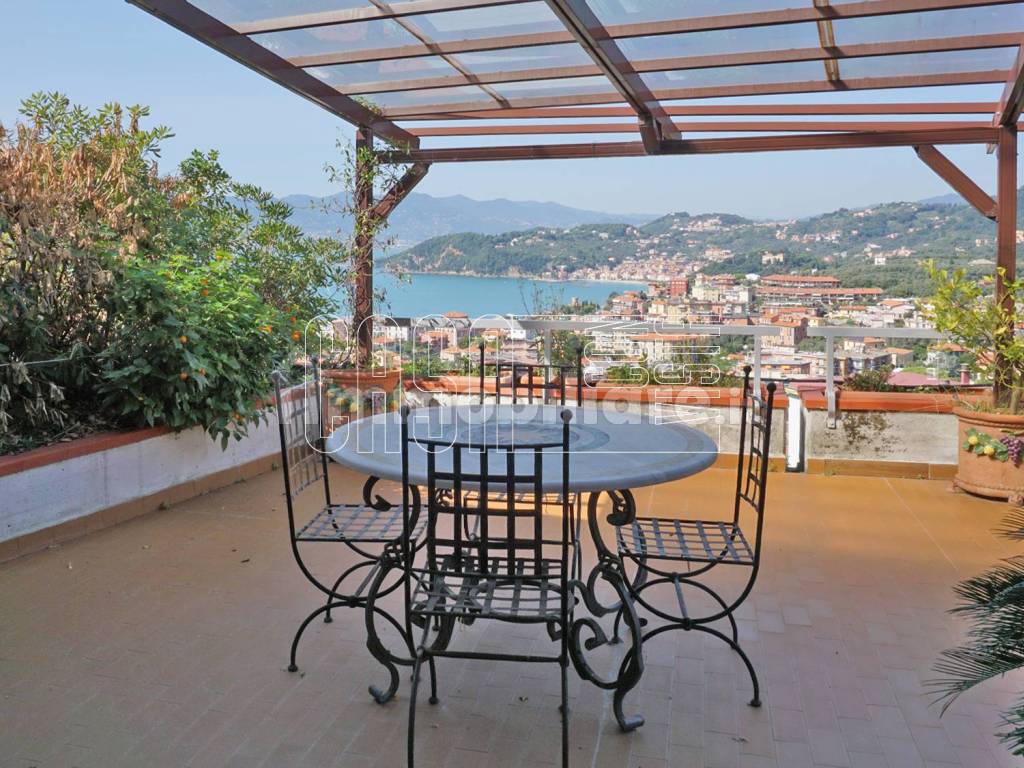 Terrazza con vista mare