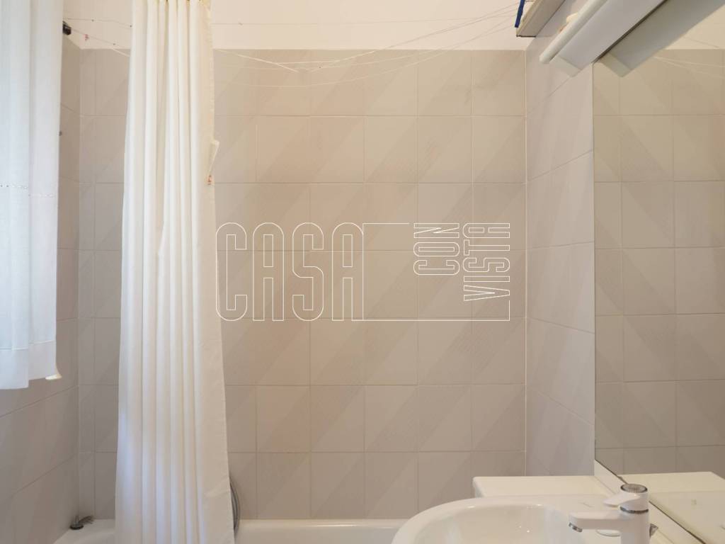 Bagno finestrato con vasca