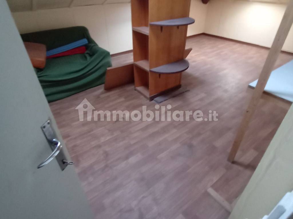 Mansarda con pavimento in linoleum (finto parquet)