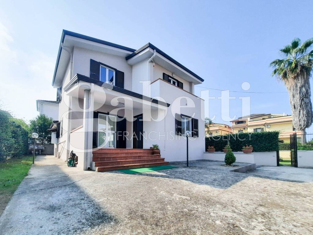Vendita Villa unifamiliare in via Lago Patria 164 Giugliano in Campania