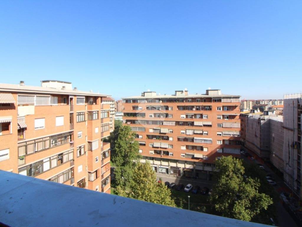 Vendita Appartamento Torino. Trilocale in corso Benedetto Croce 33. Buono  stato, nono piano, con balcone, riscaldamento centralizzato, rif. 106504077