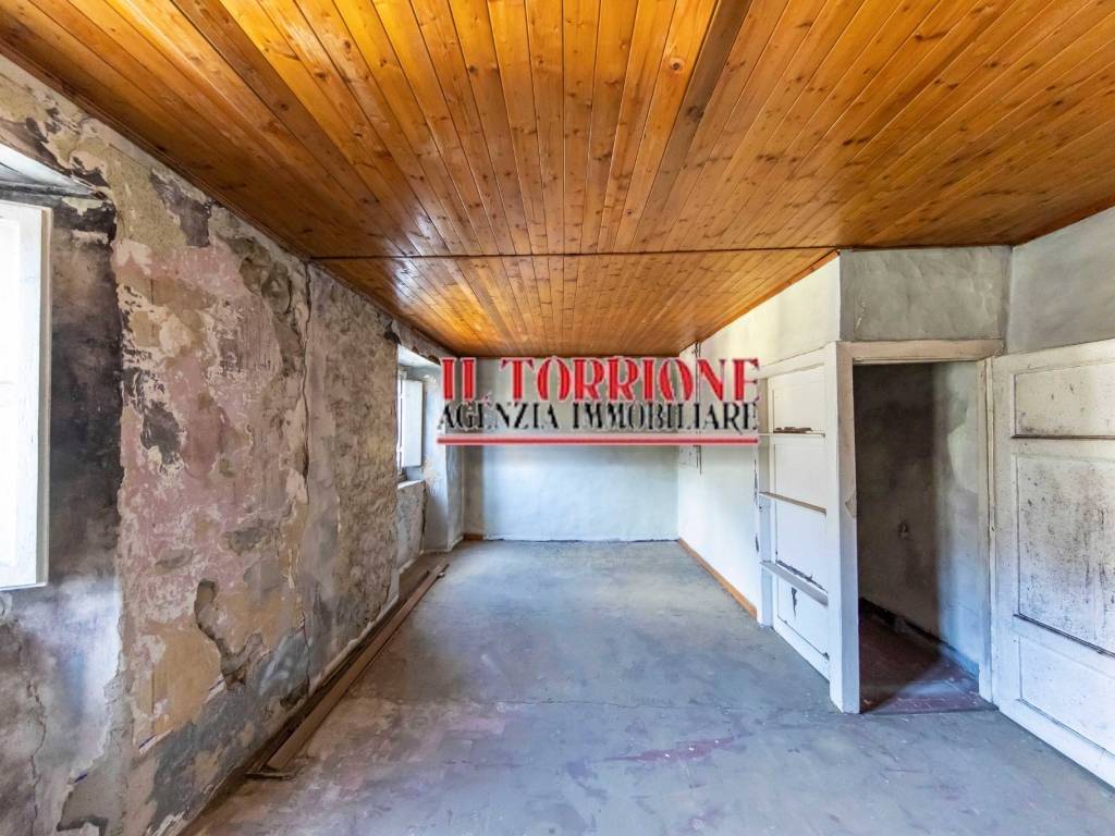 Locale commerciale via delle cartiere, villa basilica
