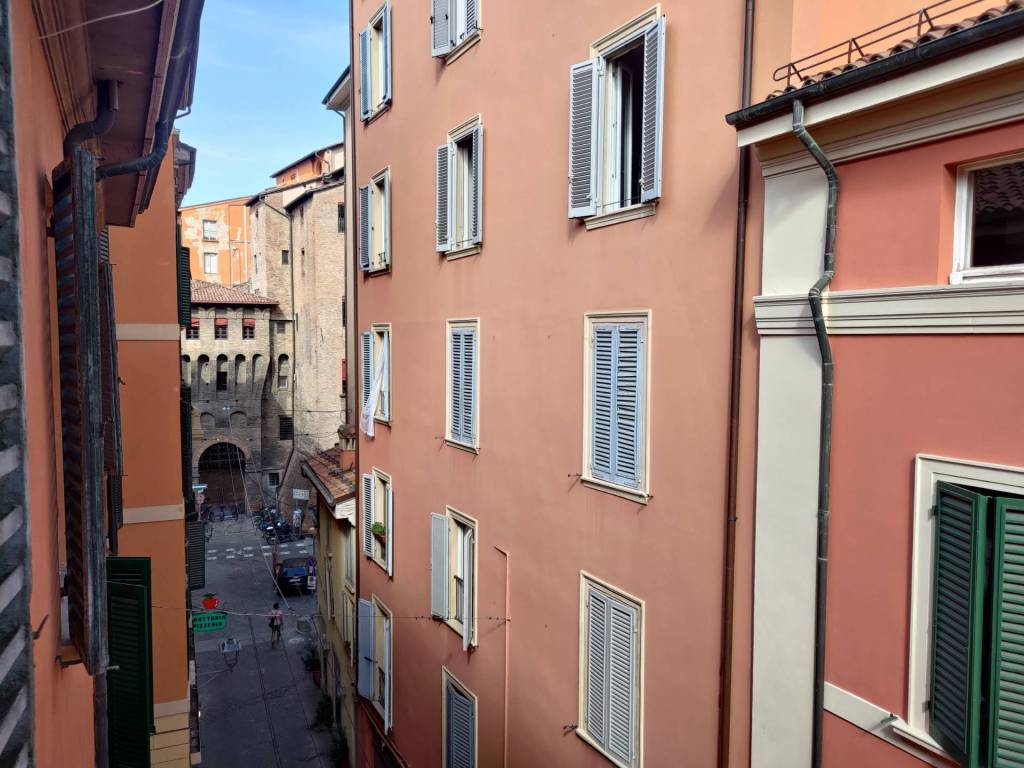Rent Apartment Bologna. 3-room flat in via De' Fusari. Good condition,  third floor, independent heating, ref. 106545549