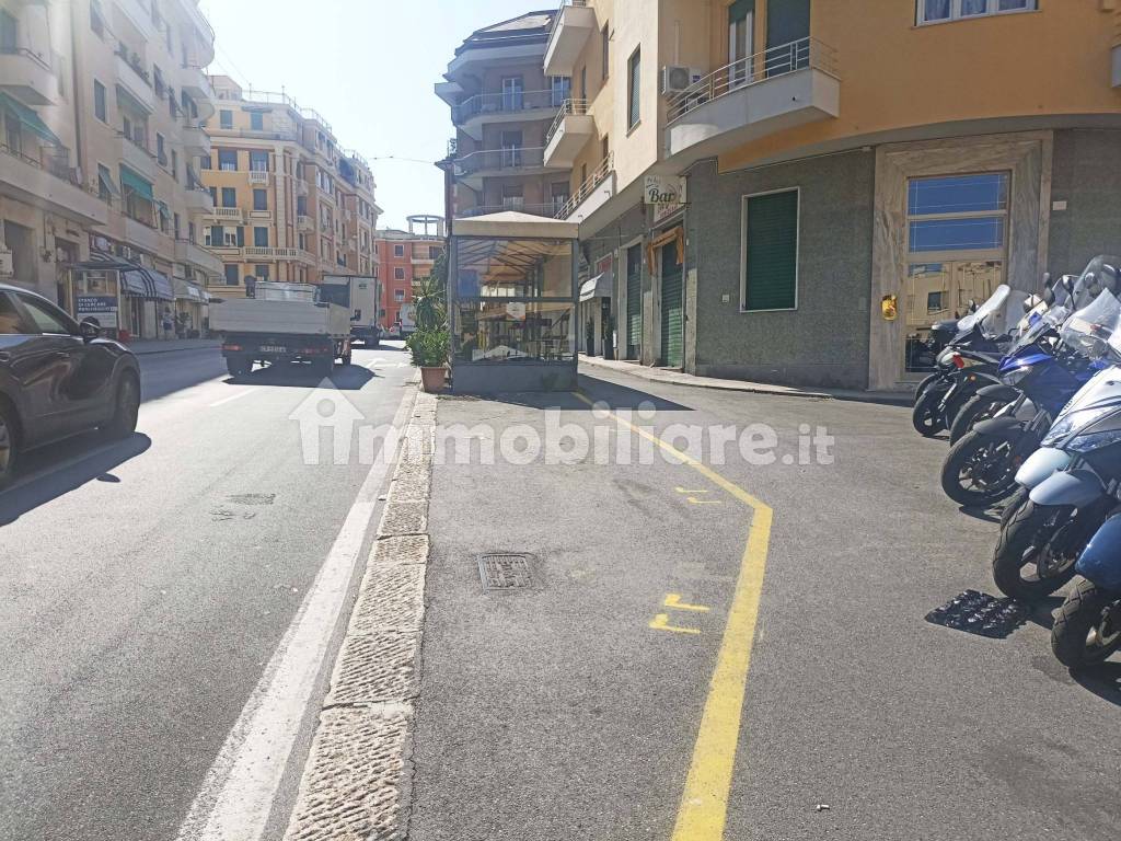 piazzetta con posti auto e moto