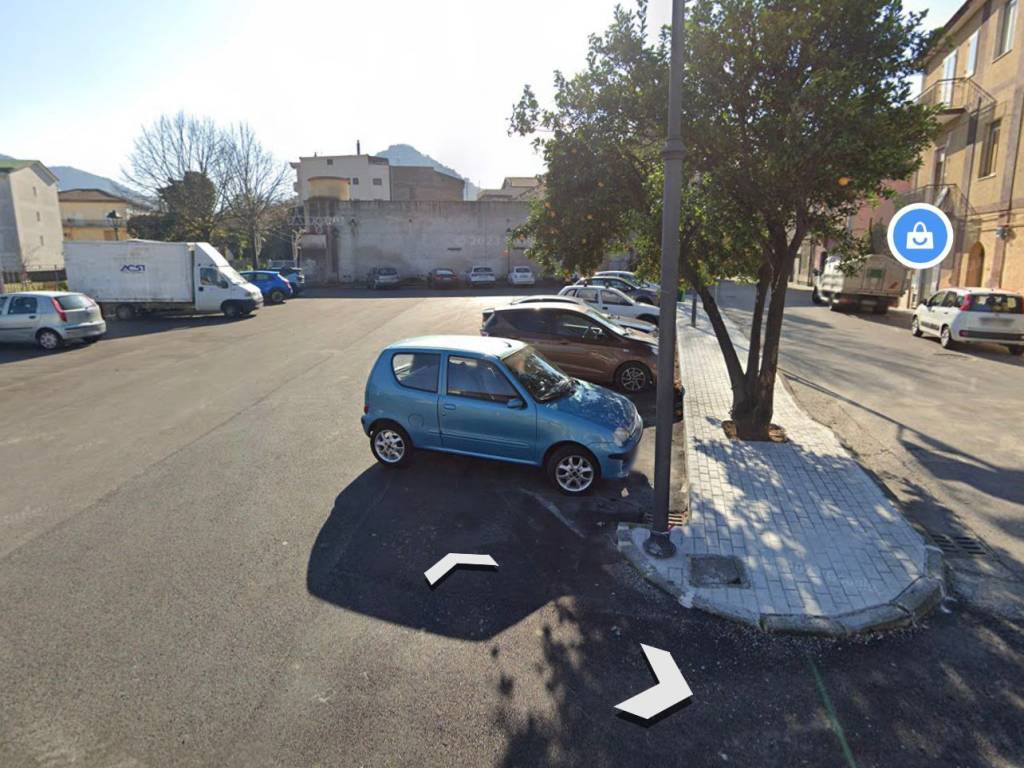 parcheggio di fronte