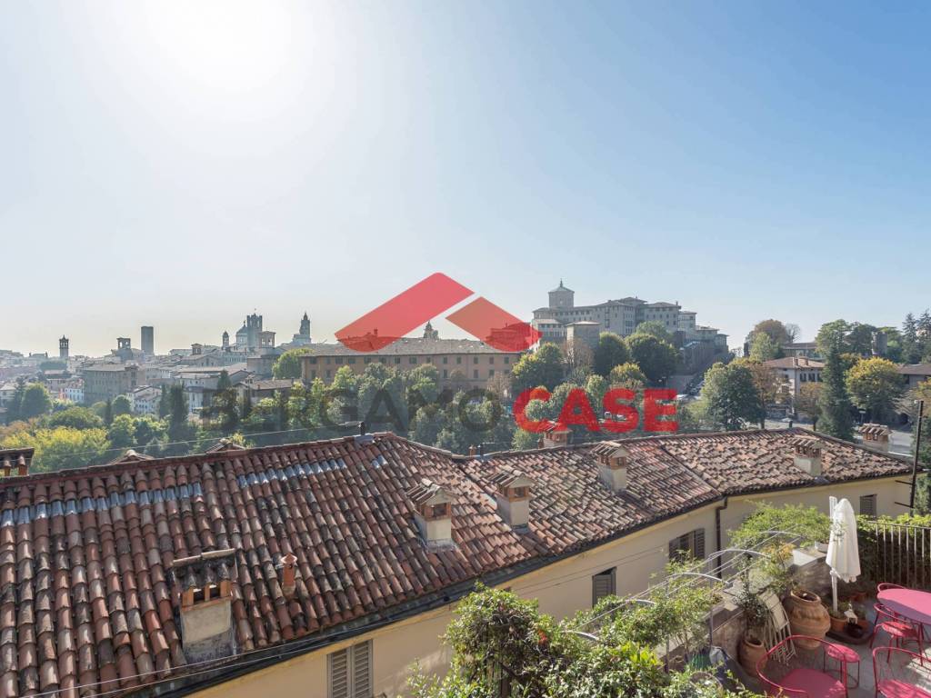 Vendita Terratetto unifamiliare in largo Colle Aperto Bergamo. Ottimo  stato, con balcone, riscaldamento autonomo, 153 m², rif. 106578451