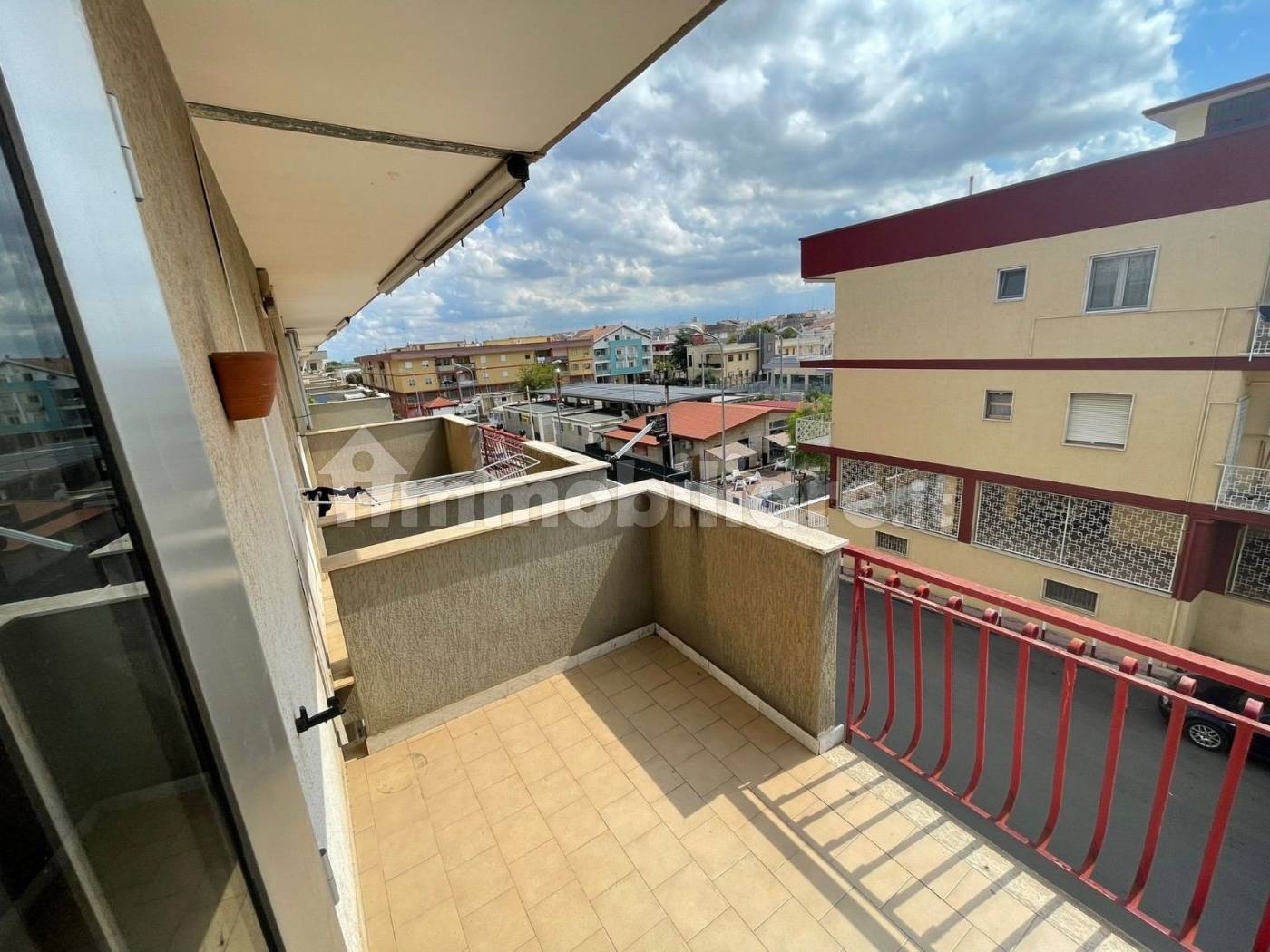 Affitto Appartamento Sannicandro di Bari. Trilocale in via Generale  Costantino Mondelli 58. Ottimo stato, secondo piano, posto auto, con  balcone, riscaldamento autonomo, rif. 106628671