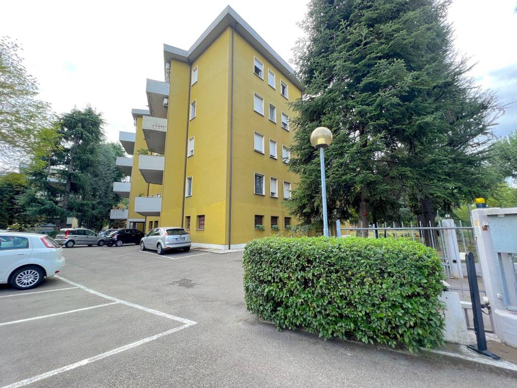 Numerosi posti auto liberi condominiali