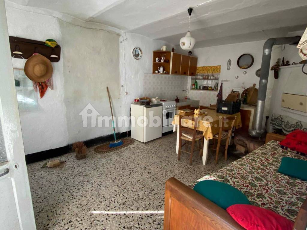 Vendita Villa unifamiliare in in frazione Piancereto centro Paese CAP. 15069 Cabella Ligure. Da