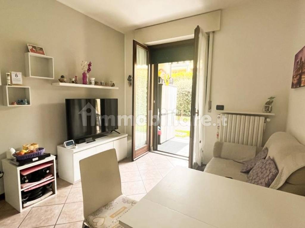 Affitto Appartamento Carate Brianza. Bilocale in via Mentana 1. Buono stato, piano terra, posto