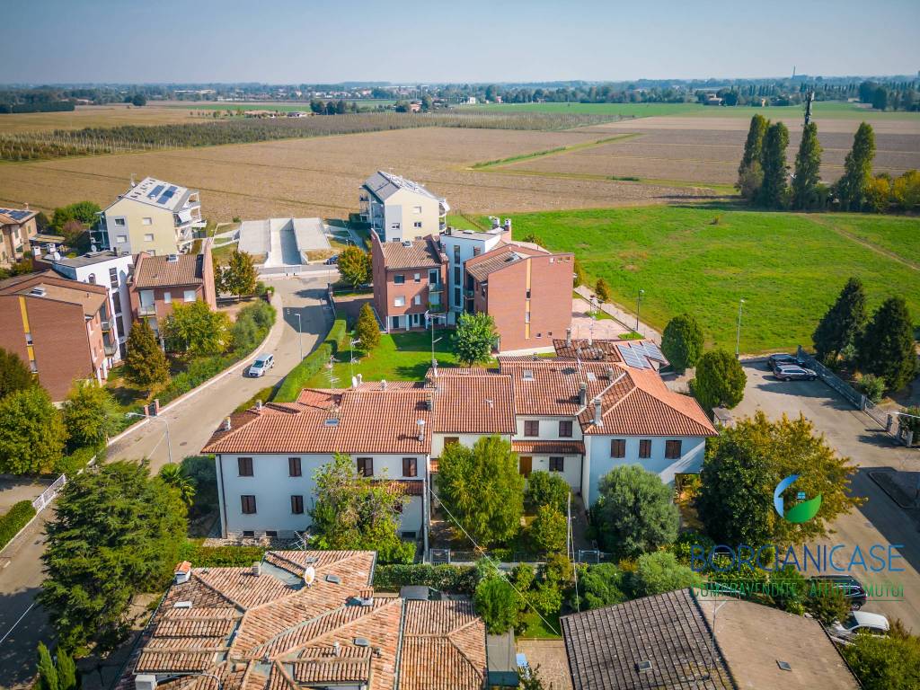 VISTE VILLA A SCHIERA