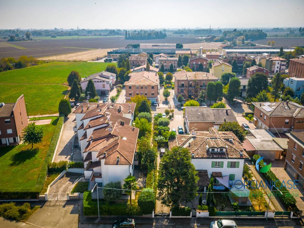 VISTE VILLA A SCHIERA