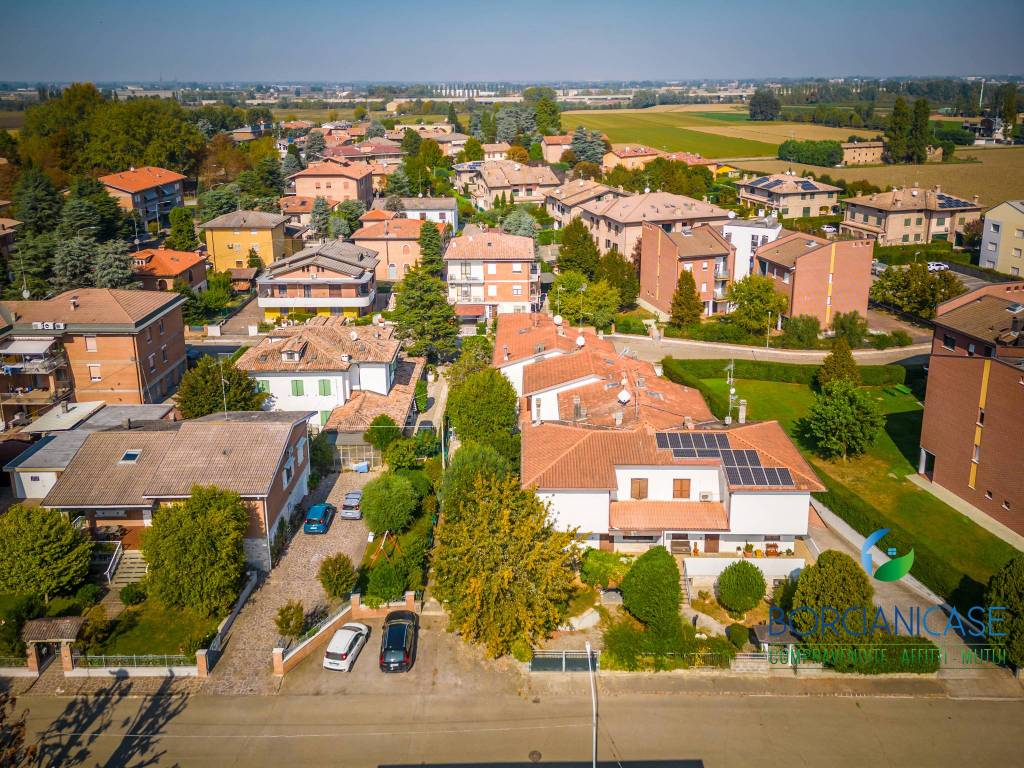 VISTE VILLA A SCHIERA