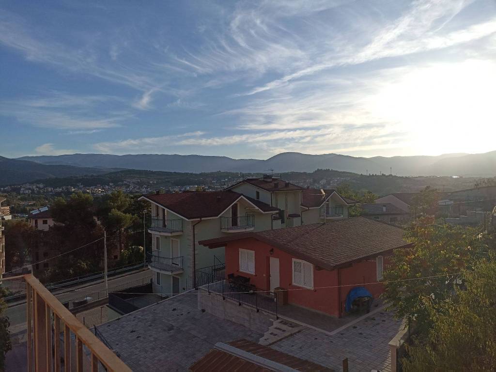 Affitto Appartamento L'Aquila. Trilocale in via Antica Arischia 185/Q. Buono stato, secondo