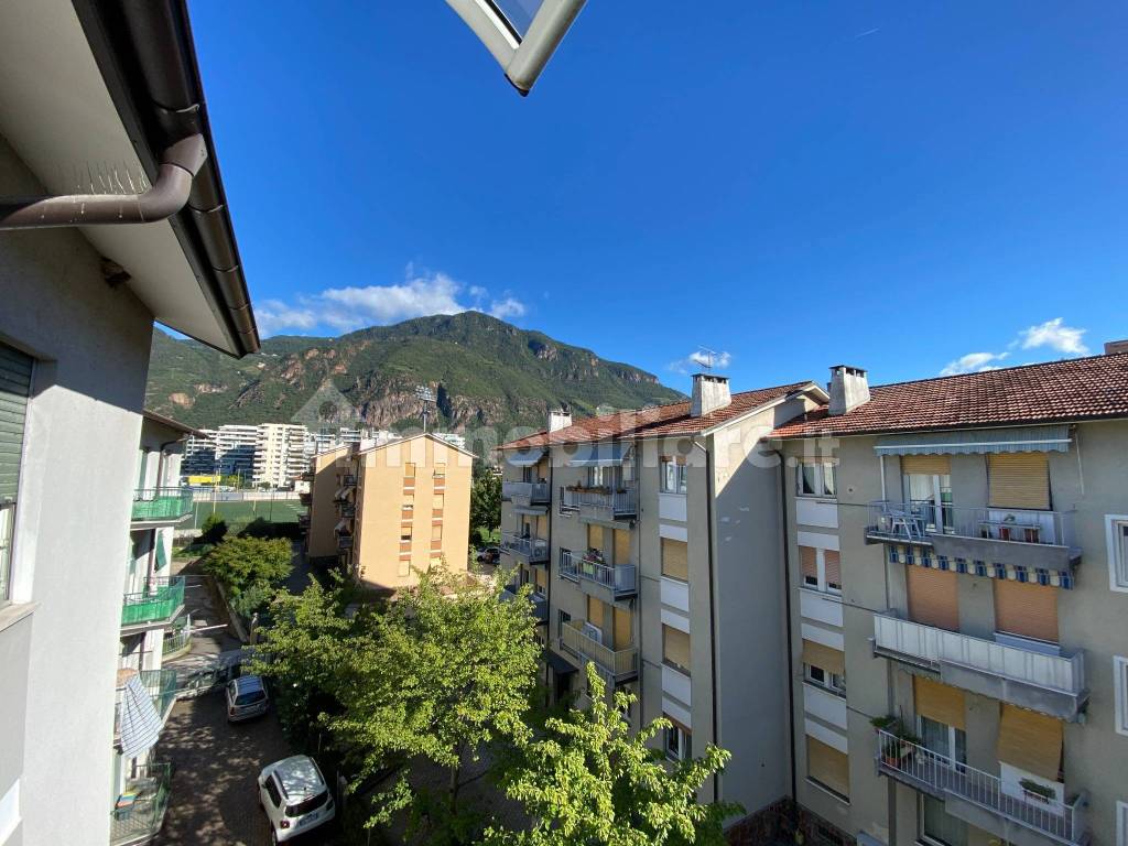 Vendita Appartamento Bolzano. Trilocale in via Resia 19. Ottimo stato,  quarto piano, posto auto, con balcone, riscaldamento centralizzato, rif.  106752863