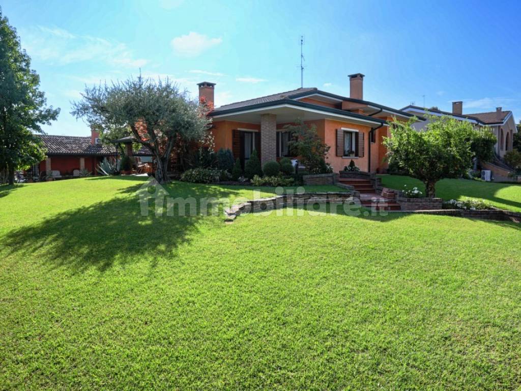 Vendita Villa unifamiliare in via Mezzavia Due Carrare. Ottimo stato, posto  auto, con terrazza, riscaldamento autonomo, 334 m², rif. 106780573