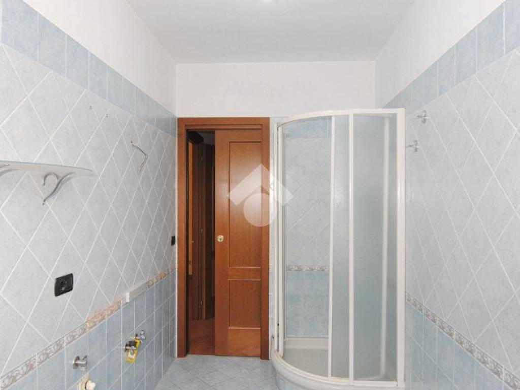 bagno finestrato con doccia angolare tonda