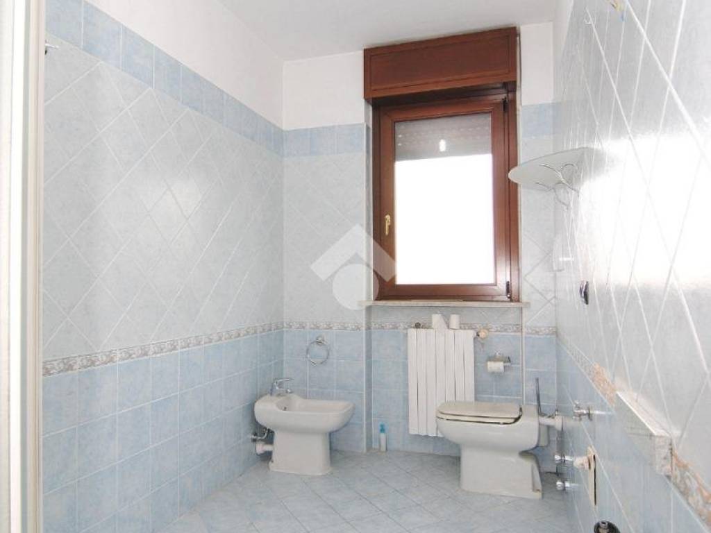 bagno finestrato con doccia angolare tonda