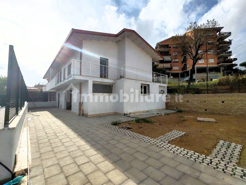 Vendita Villa bifamiliare in via dei Gonzaga Roma. Nuova, posto auto