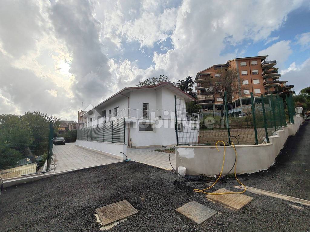 Vendita Villa bifamiliare in via dei Gonzaga Roma. Nuova, posto auto