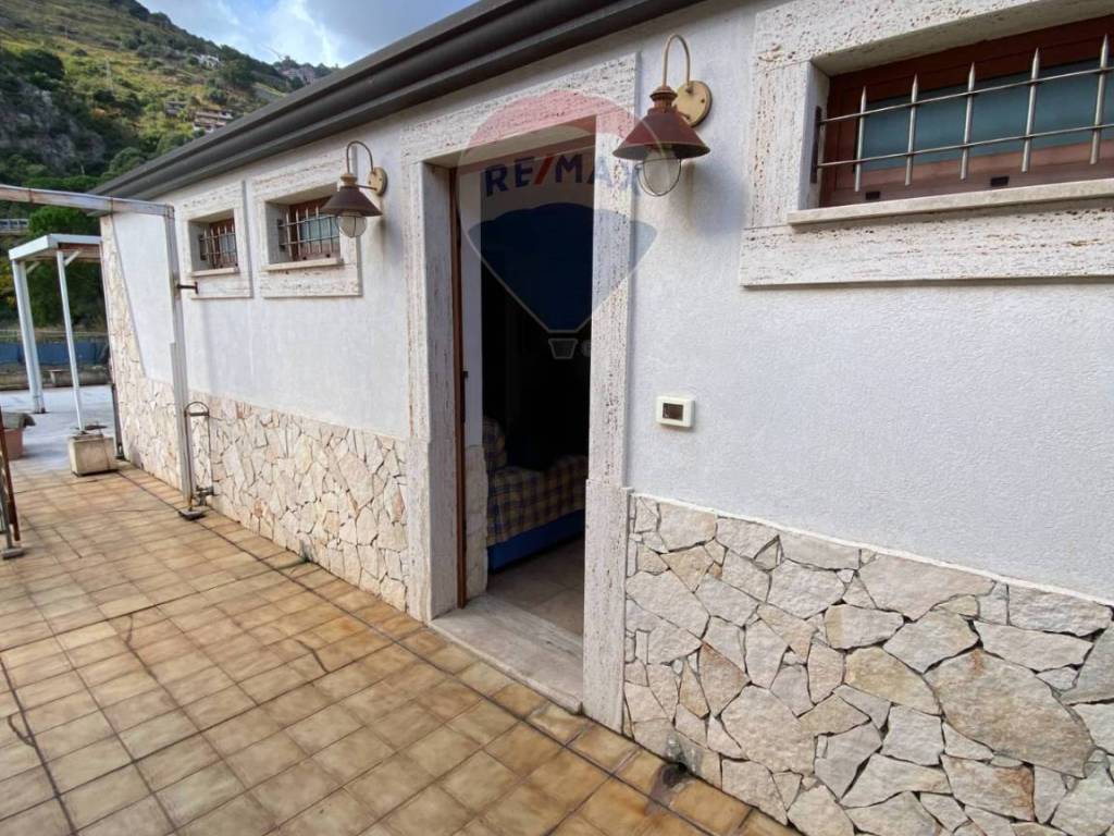 Vendita Appartamento Sant'Alessio Siculo. Trilocale in via dei normanni