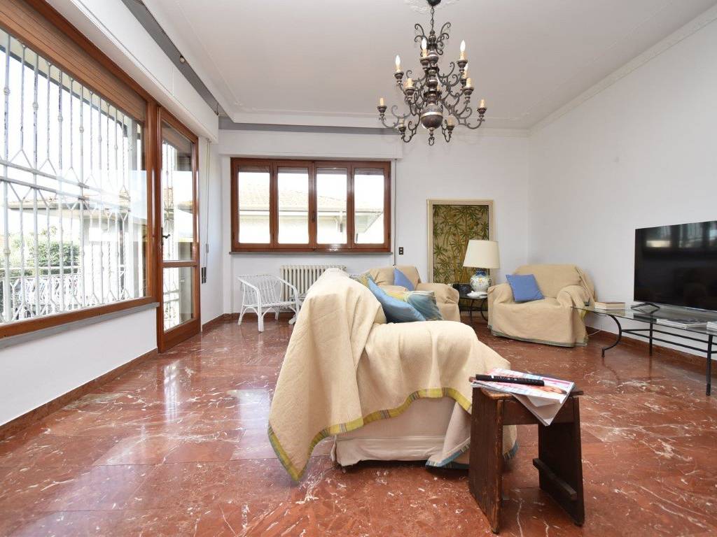 INTERNO