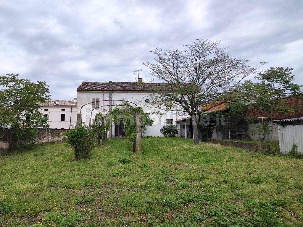 giardino privato con casa padronale sullo sfondo