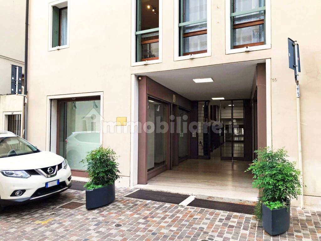 Locale commerciale via Museo 50, Bassano del Grappa, Rif. 106884739