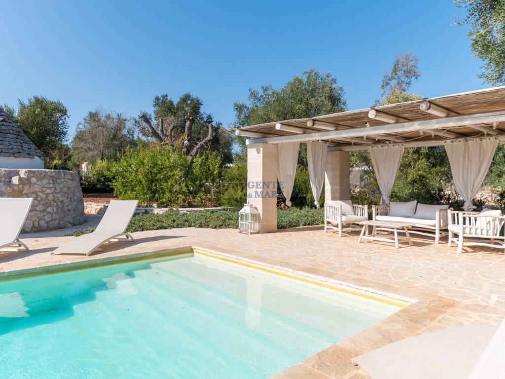 Trullo con casolare e piscina